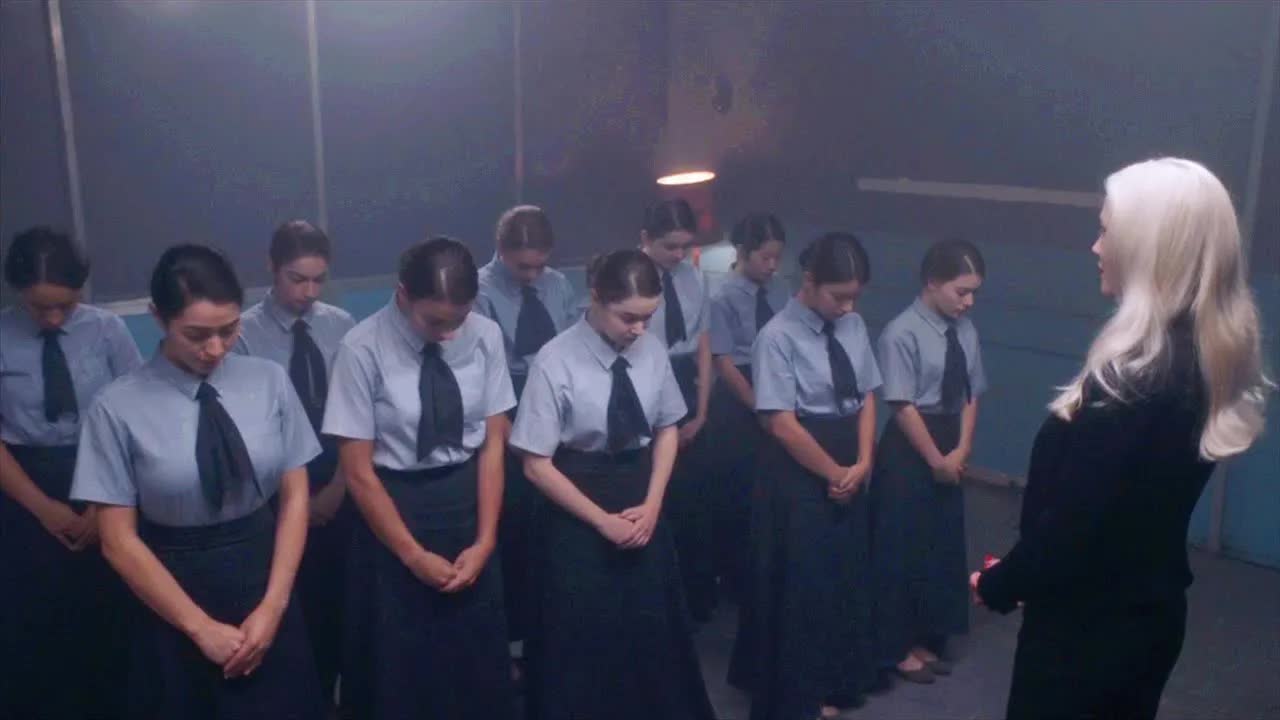 女学生们被骗吃安眠药，晚上被扛走卖器官，持续16年浑然不知！