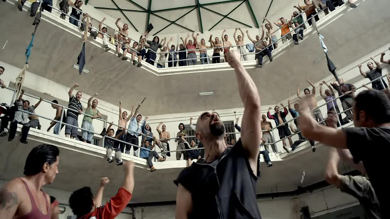 孕妻惨死狱警之手，男子发动监狱暴动，以暴制暴为亡妻复仇！