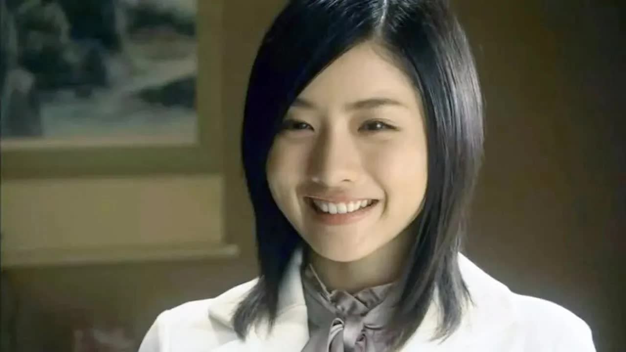 年輕美女的同班同學竟然全是50歲大叔大媽？背後的真相讓人落淚！