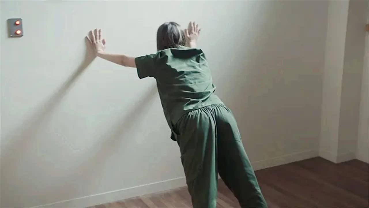 少女误入邪教，每天被强行提臀当生育工具，最后被她抓住机会逃了！